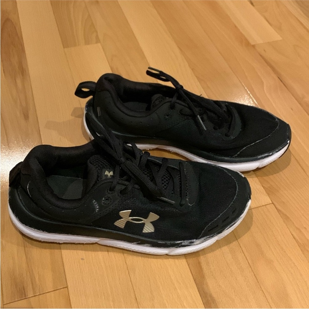 Boys Under Armour Charged Assert 10 Running Shoes / Sneakers - size 6 Youth